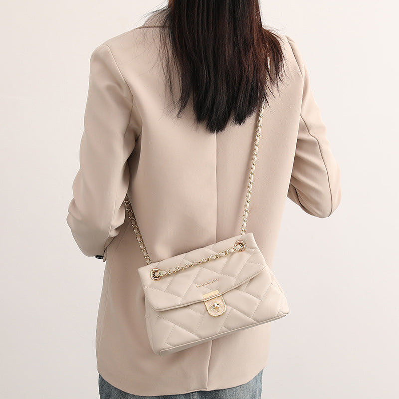 Women's Quilted Chain Bag, New Niche Crossbody Bag, Underarm Shoulder Small Square Bag, High-end and Light Luxury Design, Fashionable Commuter Bag.